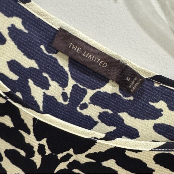 The limited flowy printed gold/ black/ blue dressy top ❤️ - Picture 5 of 8